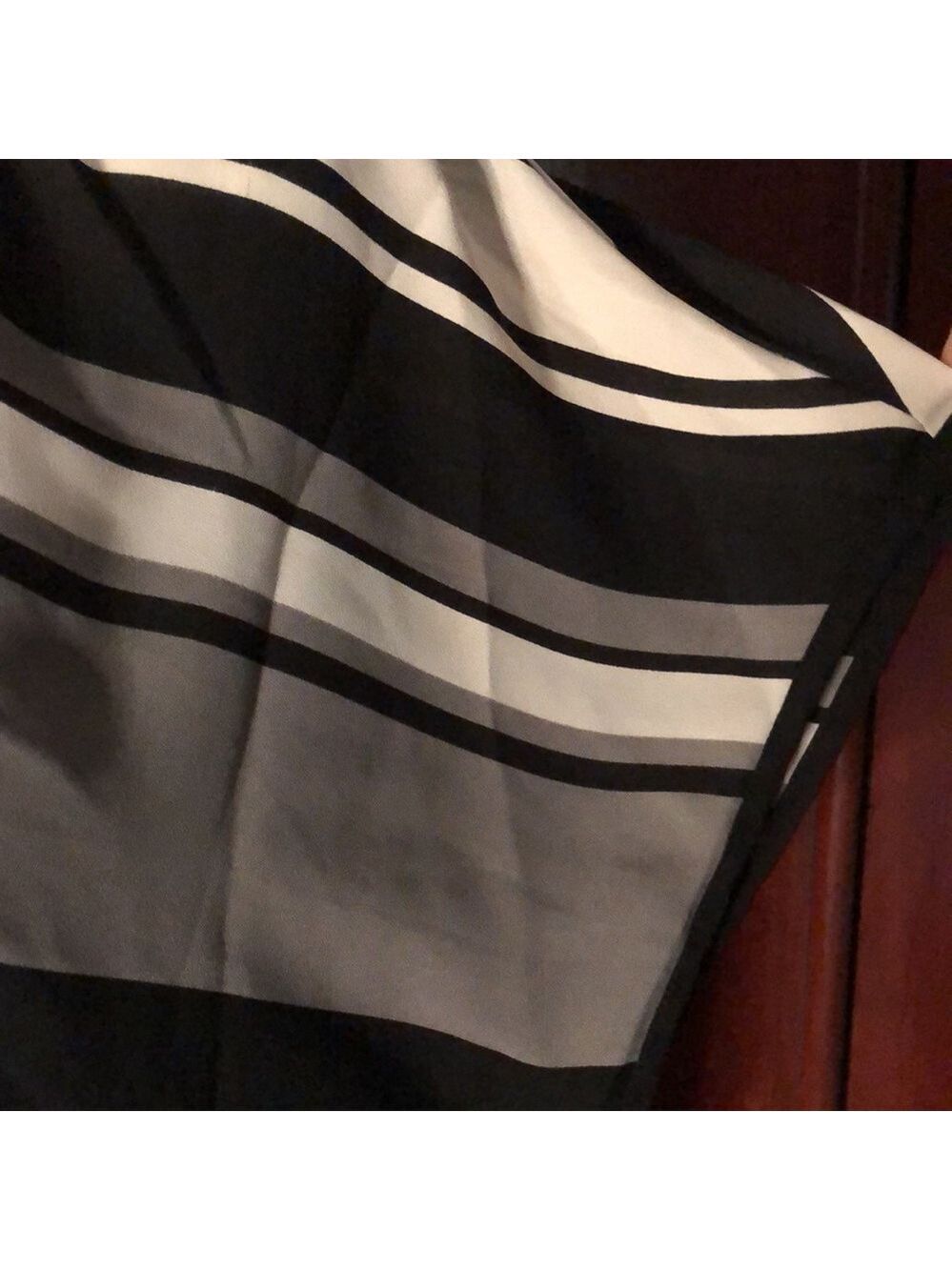 Black/White/Grey Blouse Banana Republic (LPetite) - Picture 3 of 7